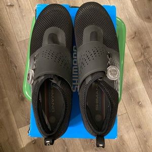 Shimano spinning shoe/ pedals included